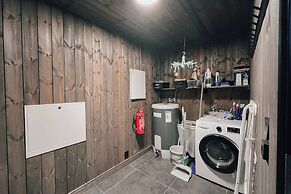 Modern Mountain Cabin - Outdoor Hot Tub - 8 Beds