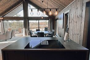 Modern Mountain Cabin - Outdoor Hot Tub - 8 Beds