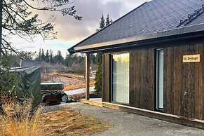 Modern Mountain Cabin - Outdoor Hot Tub - 8 Beds