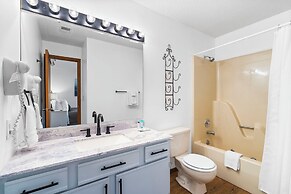 Tee Time on Turnberry Surrounded by the Shore of Lake Taneycomo