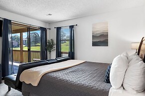 Tee Time on Turnberry Surrounded by the Shore of Lake Taneycomo