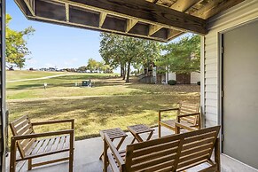 Royal Ridge Modern Condo for 4