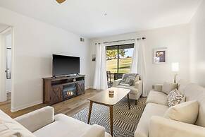 Royal Ridge Modern Condo for 4