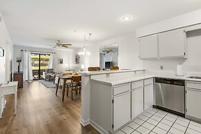 Royal Ridge Modern Condo for 4