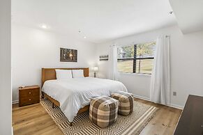 Royal Ridge Modern Condo for 4