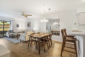 Royal Ridge Modern Condo for 4