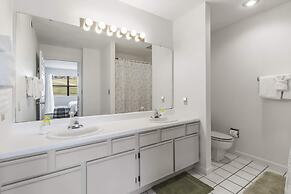 Royal Ridge Modern Condo for 4