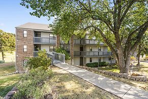 Royal Ridge Modern Condo for 4