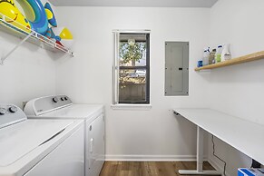 Royal Ridge Modern Condo for 4