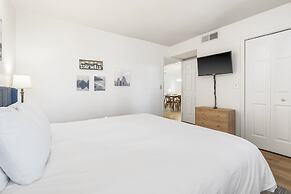 Royal Ridge Modern Condo for 4