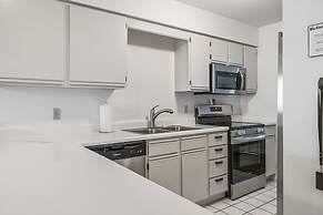 Royal Ridge Modern Condo for 4