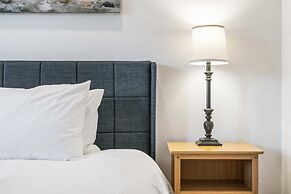 Royal Ridge Modern Condo for 4