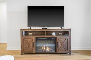 Royal Ridge Modern Condo for 4