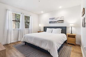 Royal Ridge Modern Condo for 4