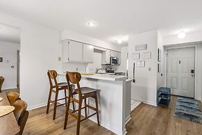 Royal Ridge Modern Condo for 4