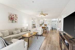 Royal Ridge Modern Condo for 4