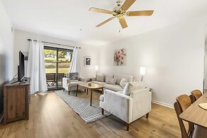 Royal Ridge Modern Condo for 4