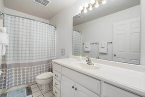 Royal Ridge Modern Condo for 4