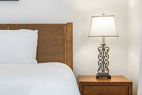 Royal Ridge Modern Condo for 4