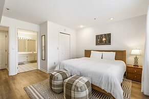 Royal Ridge Modern Condo for 4