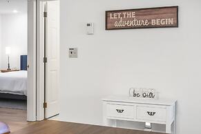 Royal Ridge Modern Condo for 4