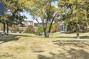 Royal Ridge Modern Condo for 4