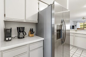 Royal Ridge Modern Condo for 4