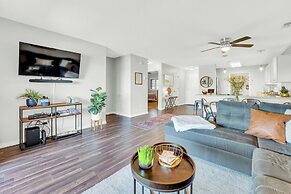 Bright Stylish Condo w/ Balcony