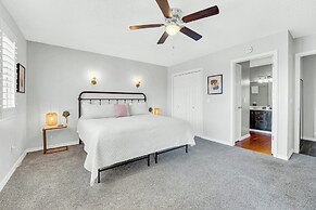 Bright Stylish Condo w/ Balcony