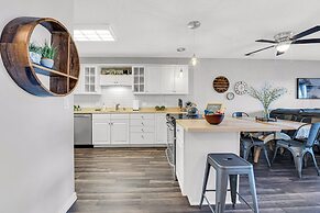 Bright Stylish Condo w/ Balcony