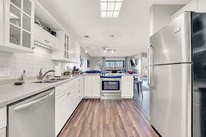 Bright Stylish Condo w/ Balcony