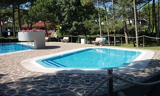 Cozy Apartment With Pool Near the sea