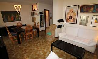 Cozy Apartment With Pool Near the sea