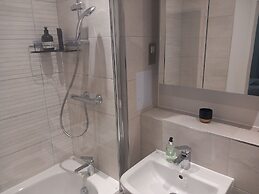Room-charming Loughton Apartment With Ba