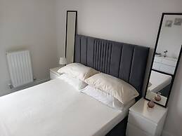 Room-charming Loughton Apartment With Ba