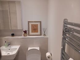 Room-charming Loughton Apartment With Ba