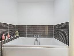 Riverfront Staffordshire Retreat