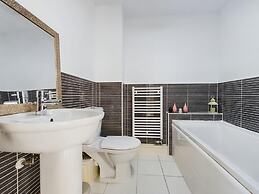 Riverfront Staffordshire Retreat