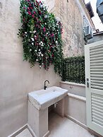 Unique house Nepot in the center