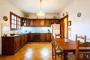 Artemida Beachside Escape w BBQ Parking