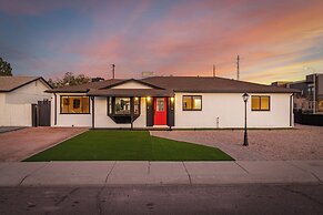 Outdoor Patio Oasis: Group Getaway in Tempe