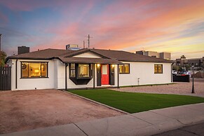 Outdoor Patio Oasis: Group Getaway in Tempe