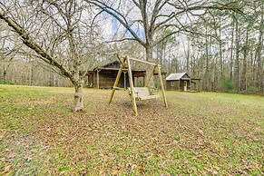 5 Mi to West Point Lake: Group Getaway Near Town