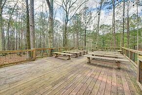 5 Mi to West Point Lake: Group Getaway Near Town
