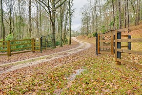 5 Mi to West Point Lake: Group Getaway Near Town