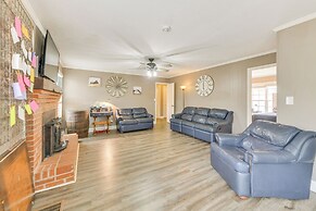 5 Mi to West Point Lake: Group Getaway Near Town