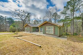 5 Mi to West Point Lake: Group Getaway Near Town