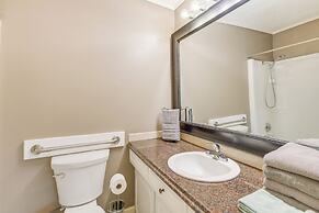 5 Mi to West Point Lake: Group Getaway Near Town