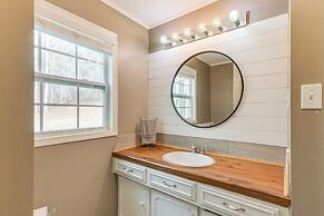 5 Mi to West Point Lake: Group Getaway Near Town