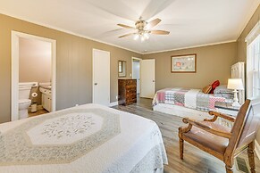 5 Mi to West Point Lake: Group Getaway Near Town